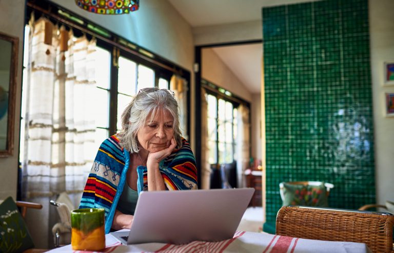 ¿Cómo los pensionados pueden acceder a un financiamiento seguro en tiempos difíciles?