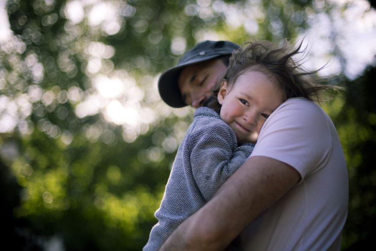 Más del 57% de quienes contratan seguros de vida son hombres: la protección financiera gana relevancia entre los padres